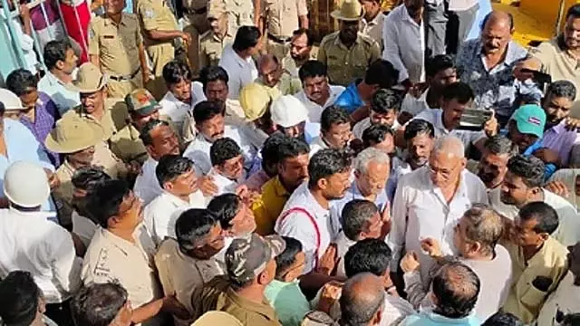 हट्टी सोना खदान में भूस्खलन से मजदूर की मौत: मृतक के परिवार को एक करोड़ मुआवजा देने की मांग हट्टी सोना खदान में भूस्खलन से मजदूर की मौत: मृतक के परिवार को एक करोड़ मुआवजा देने की मांग