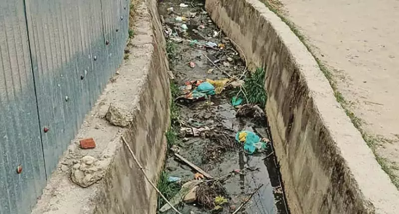 Bandipora में निवासियों ने जल स्रोतों और नहरों की नियमित सफाई की मांग की Bandipora में निवासियों ने जल स्रोतों और नहरों की नियमित सफाई की मांग की