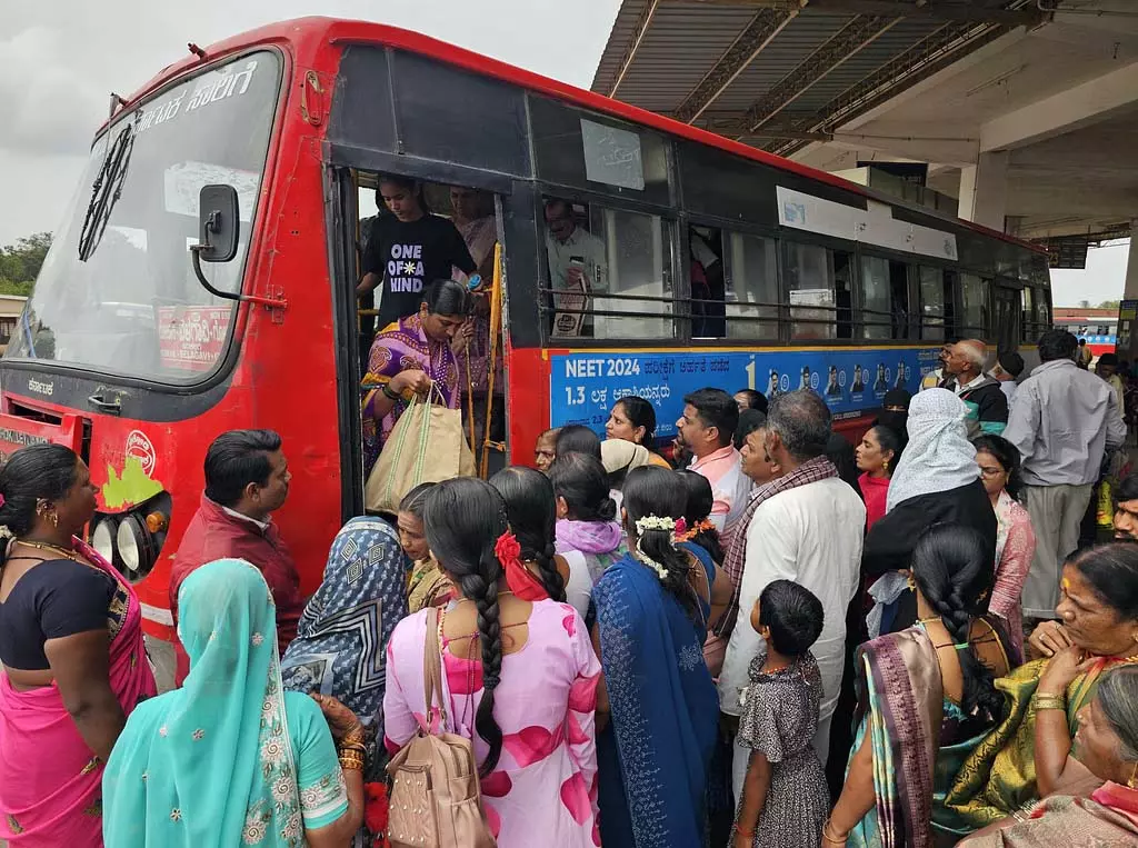 बस चोरी के मामले बढ़े: 4 महीने में 10 महिलाएं गिरफ्तार बस चोरी के मामले बढ़े: 4 महीने में 10 महिलाएं गिरफ्तार
