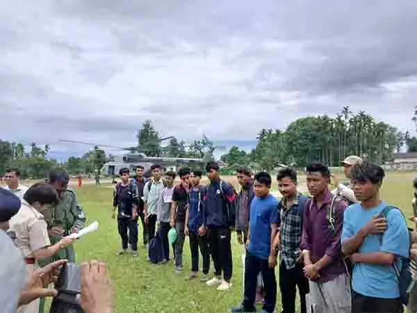 भारतीय वायुसेना ने बाढ़ प्रभावित Arunachal प्रदेश में फंसे 14 लोगों को बचाया भारतीय वायुसेना ने बाढ़ प्रभावित Arunachal प्रदेश में फंसे 14 लोगों को बचाया