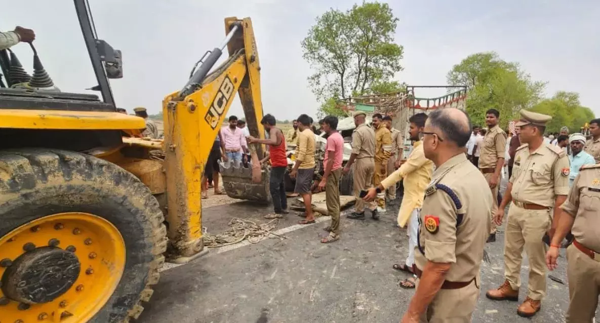 Chitrakoot: झांसी-मीरजापुर हाईवे पर डीसीएम व पिकअप की आमने-सामने भिड़ंत में चार की मौत Chitrakoot: झांसी-मीरजापुर हाईवे पर डीसीएम व पिकअप की आमने-सामने भिड़ंत में चार की मौत