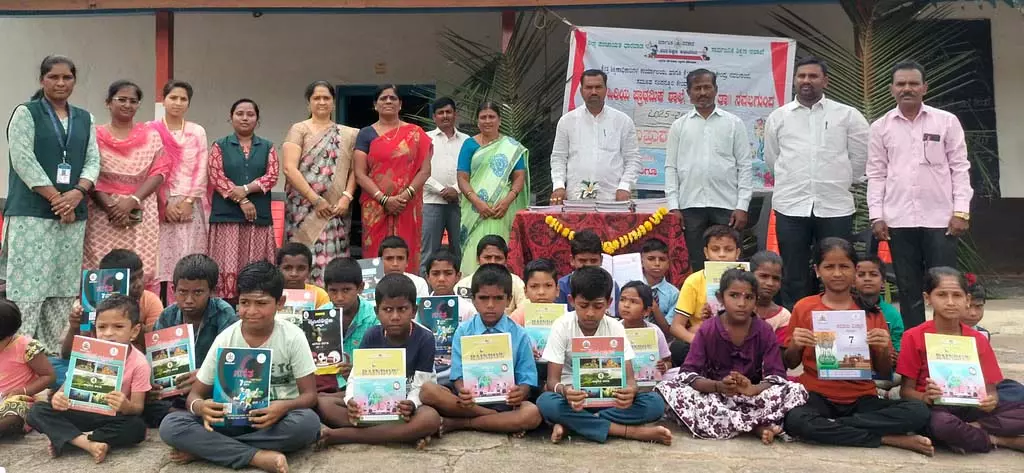 Hubli : स्कूली बच्चों तक पहुंचीं पाठ्य पुस्तकें और यूनिफॉर्म Hubli : स्कूली बच्चों तक पहुंचीं पाठ्य पुस्तकें और यूनिफॉर्म