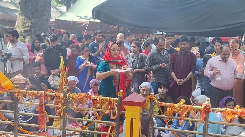 जम्मू से खीर भवानी यात्रा पर रवाना श्रद्धालु पुरानी यादों में खो गए जम्मू से खीर भवानी यात्रा पर रवाना श्रद्धालु पुरानी यादों में खो गए