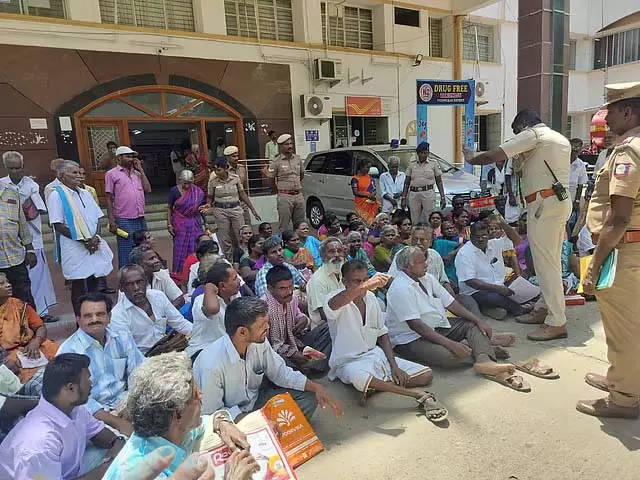 Tamil Nadu : विकलांग लोगों ने विल्लुपुरम प्रशासनिक भवन पर धरना दिया Tamil Nadu : विकलांग लोगों ने विल्लुपुरम प्रशासनिक भवन पर धरना दिया