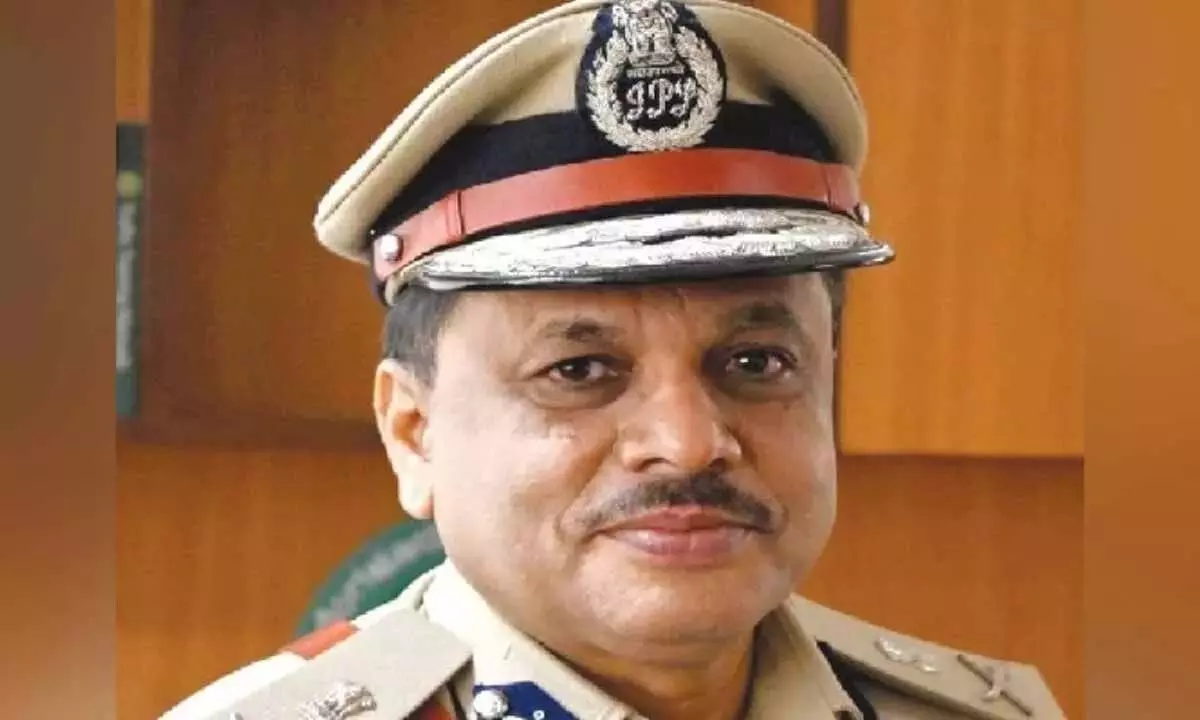 कर्नाटक के DGP ने असुरक्षित वाहन जांच पर रोक लगाने के लिए सख्त दिशा-निर्देश जारी किए कर्नाटक के DGP ने असुरक्षित वाहन जांच पर रोक लगाने के लिए सख्त दिशा-निर्देश जारी किए