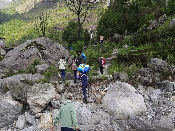 Sikkim में भूस्खलन से तीन लोगों की मौत, तलाशी अभियान जारी Sikkim में भूस्खलन से तीन लोगों की मौत, तलाशी अभियान जारी