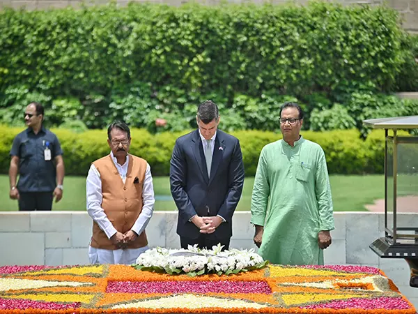 पराग्वे के राष्ट्रपति पालासिओस ने राजघाट पर Mahatma Gandhi को श्रद्धांजलि दी पराग्वे के राष्ट्रपति पालासिओस ने राजघाट पर Mahatma Gandhi को श्रद्धांजलि दी