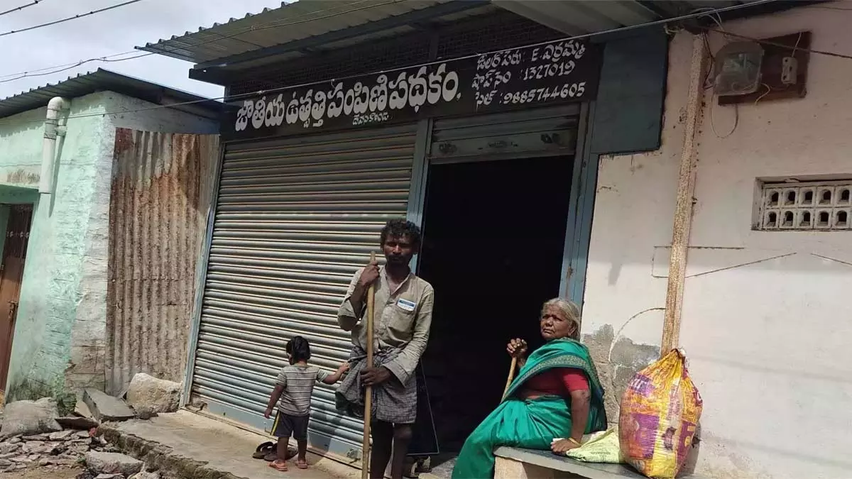 पथिकोंडा डिवीजन में घर-घर राशन पहुंचाने से बुजुर्गों को भारी नुकसान पथिकोंडा डिवीजन में घर-घर राशन पहुंचाने से बुजुर्गों को भारी नुकसान