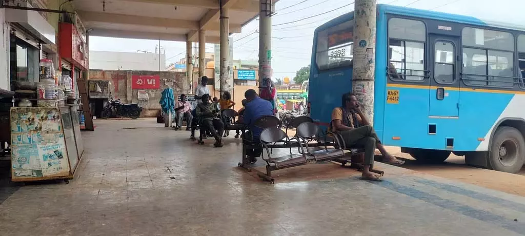 Karnataka : विजयपुरा बस स्टेशन पर सुविधाओं का अभाव Karnataka : विजयपुरा बस स्टेशन पर सुविधाओं का अभाव