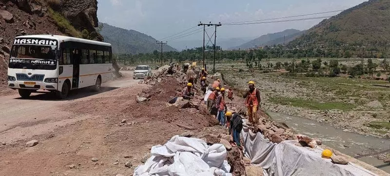 Jammu-Poonch राष्ट्रीय राजमार्ग चौड़ीकरण कार्य में तेजी लाएं, स्थानीय लोगों की मांग Jammu-Poonch राष्ट्रीय राजमार्ग चौड़ीकरण कार्य में तेजी लाएं, स्थानीय लोगों की मांग