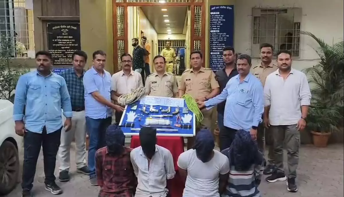 भिवंडी में BMW से डकैती की कोशिश नाकाम; हथियारों के साथ 4 गिरफ्तार, ₹17 लाख के हथियार जब्त भिवंडी में BMW से डकैती की कोशिश नाकाम; हथियारों के साथ 4 गिरफ्तार, ₹17 लाख के हथियार जब्त