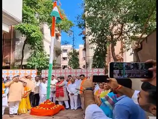 केंद्रीय मंत्री G Kishan Reddy ने तेलंगाना स्थापना दिवस पर राष्ट्रीय ध्वज फहराया केंद्रीय मंत्री G Kishan Reddy ने तेलंगाना स्थापना दिवस पर राष्ट्रीय ध्वज फहराया