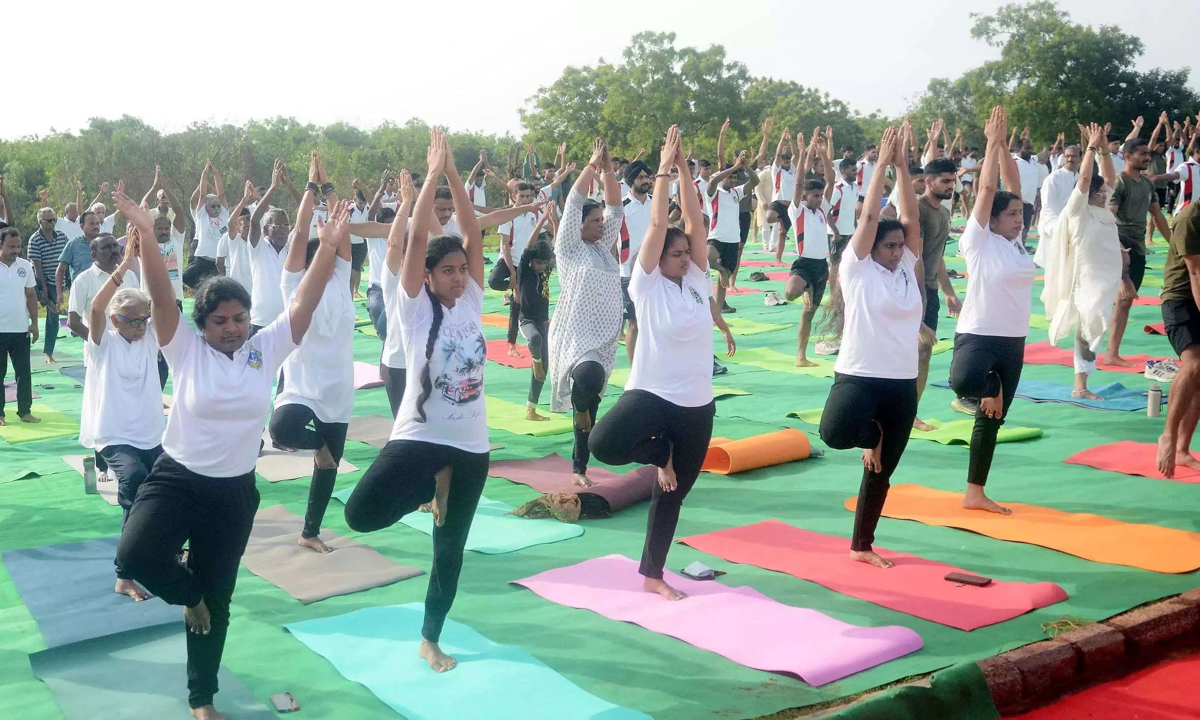 AP: थोटलाकोंडा ने भव्य योगांधरा कार्यक्रम की मेजबानी की AP: थोटलाकोंडा ने भव्य योगांधरा कार्यक्रम की मेजबानी की