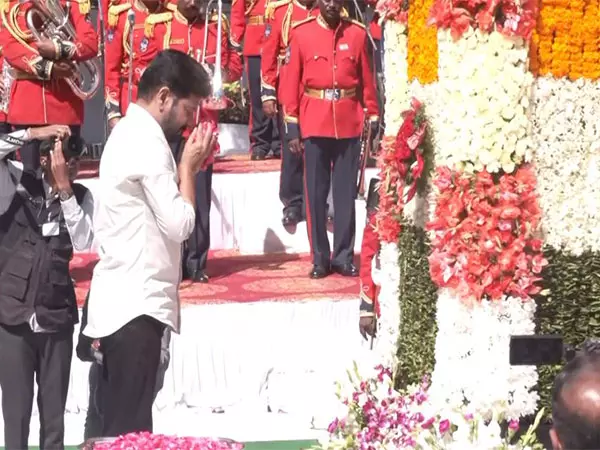 तेलंगाना के मुख्यमंत्री रेवंत रेड्डी ने राज्य स्थापना दिवस पर शहीदों को पुष्पांजलि अर्पित की तेलंगाना के मुख्यमंत्री रेवंत रेड्डी ने राज्य स्थापना दिवस पर शहीदों को पुष्पांजलि अर्पित की