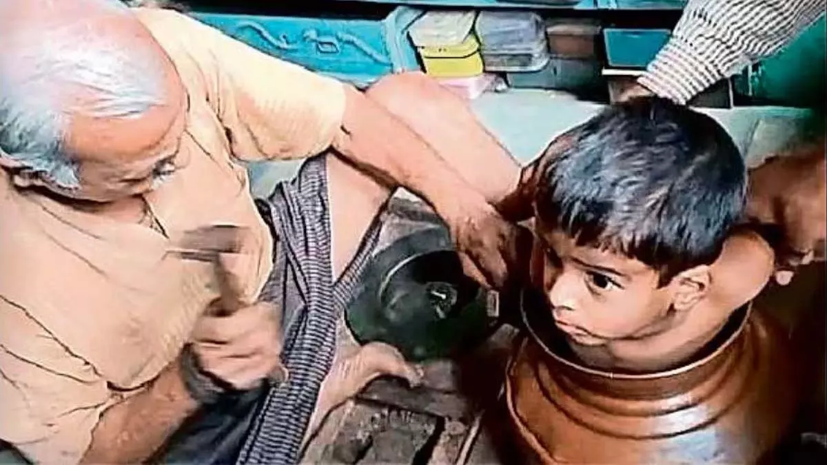 MP : सागर में खेलते समय 2 साल का बच्चा तांबे के बर्तन में फंस गया MP : सागर में खेलते समय 2 साल का बच्चा तांबे के बर्तन में फंस गया