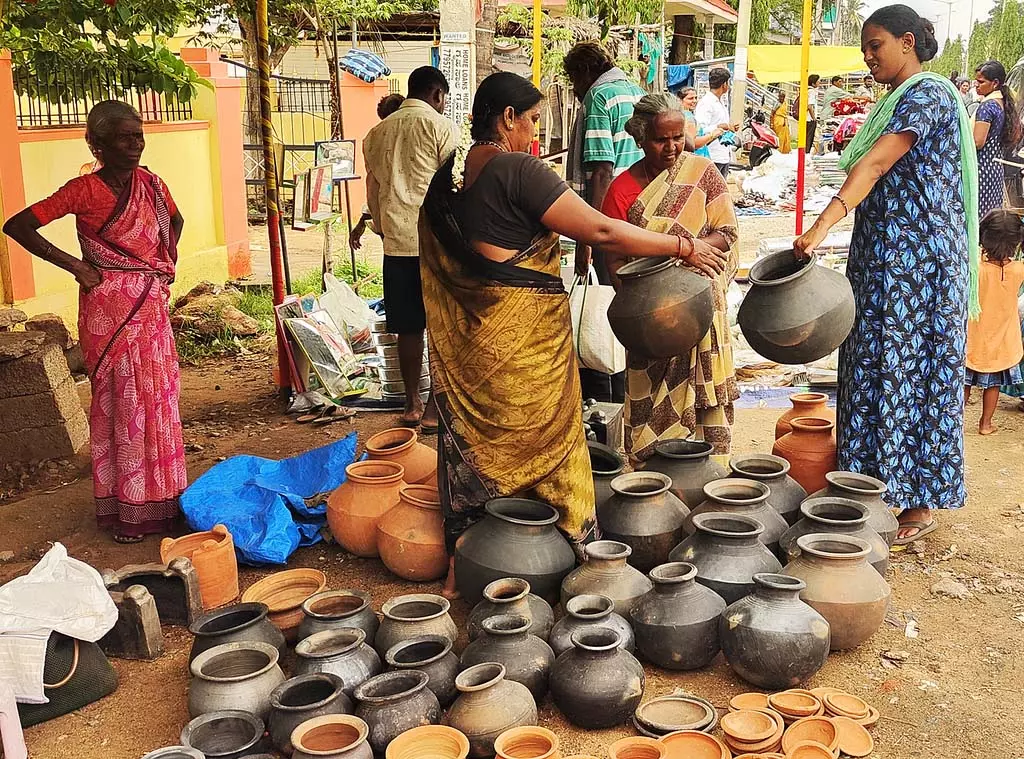 मिट्टी के बर्तनों की घटती मांग: मिट्टी के बर्तनों का चलन खत्म हो रहा मिट्टी के बर्तनों की घटती मांग: मिट्टी के बर्तनों का चलन खत्म हो रहा
