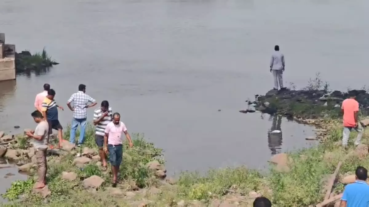 Dhanbad: दामोदर नदी में डूबे छात्र का शव 21 घंटे बाद बरामद Dhanbad: दामोदर नदी में डूबे छात्र का शव 21 घंटे बाद बरामद