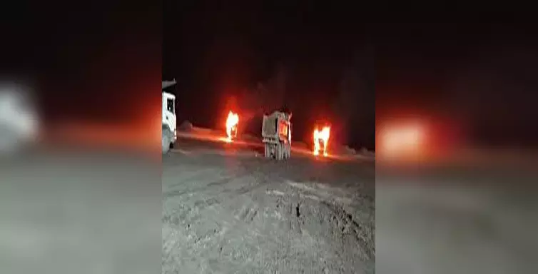 माइनिंग कंपनी के दो वाहन फूंक डाले, अंधाधुंध गोलीबारी में युवक घायल माइनिंग कंपनी के दो वाहन फूंक डाले, अंधाधुंध गोलीबारी में युवक घायल