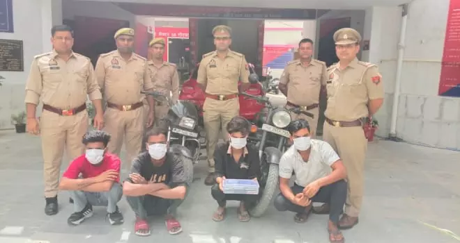 Noida: मोबाइल स्नैचिंग गैंग का खुलासा, चार बदमाश गिरफ्तार Noida: मोबाइल स्नैचिंग गैंग का खुलासा, चार बदमाश गिरफ्तार