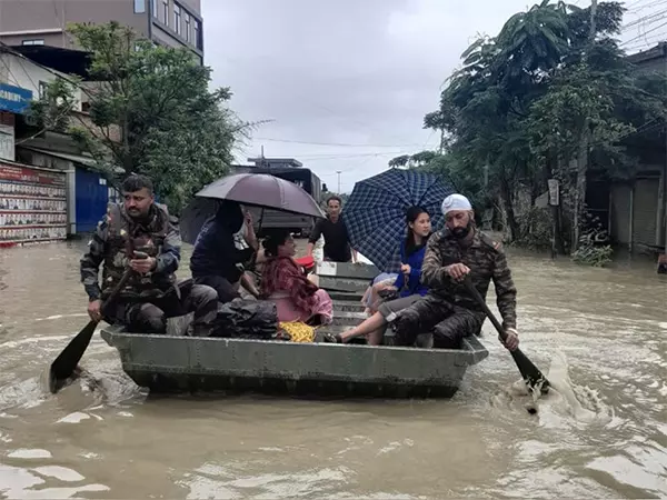 Imphal: सुरक्षाकर्मियों ने पूर्वोत्तर राज्यों में बाढ़ में फंसे लोगों को बचाया Imphal: सुरक्षाकर्मियों ने पूर्वोत्तर राज्यों में बाढ़ में फंसे लोगों को बचाया