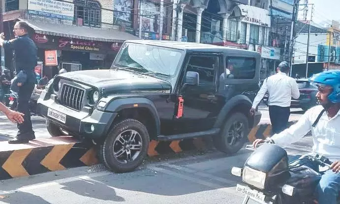Haldwani: क्लच छोड़कर एक्सीलेटर दबाने से थार हुई हादसे का शिकार Haldwani: क्लच छोड़कर एक्सीलेटर दबाने से थार हुई हादसे का शिकार