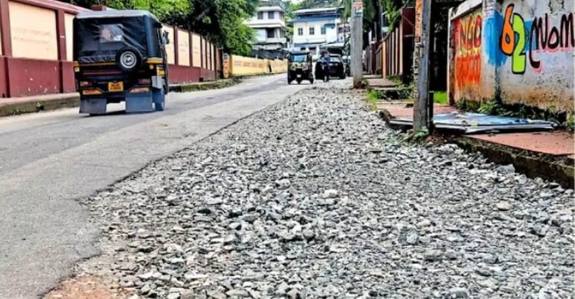 Kerala : स्कूल तो वापस आ गए, लेकिन त्रिशूर में सड़कें तैयार नहीं Kerala : स्कूल तो वापस आ गए, लेकिन त्रिशूर में सड़कें तैयार नहीं