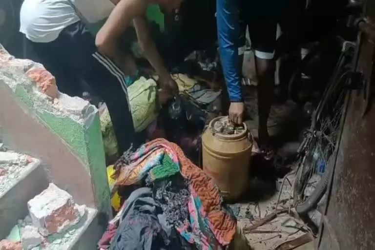 Dhanbad: संपत्ति विवाद में भतीजे ने चाचा के घर पर फेंका बम, बच्ची घायल Dhanbad: संपत्ति विवाद में भतीजे ने चाचा के घर पर फेंका बम, बच्ची घायल