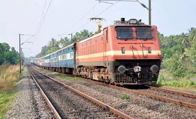Andhra : बिकावोलु के पास ट्रेन में धुआं Andhra : बिकावोलु के पास ट्रेन में धुआं
