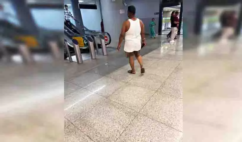 Airport पर बनियान और शॉर्ट्स पहने आदमी की वायरल तस्वीर ने नागरिक भावना पर बहस छेड़ दी Airport पर बनियान और शॉर्ट्स पहने आदमी की वायरल तस्वीर ने नागरिक भावना पर बहस छेड़ दी