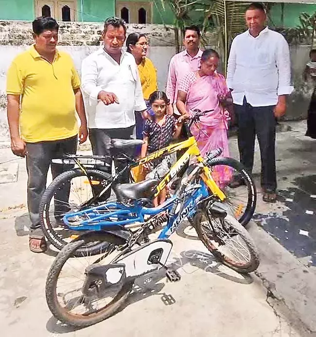 नारा लोकेश: YSRCP कार्यकर्ताओं की शरारती हरकतें एक छोटे बच्चे पर भी नारा लोकेश: YSRCP कार्यकर्ताओं की शरारती हरकतें एक छोटे बच्चे पर भी