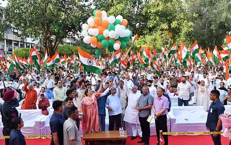 Operation Sindoor की सफलता का जश्न मनाने के लिए 100 फीट का तिरंगा लेकर रैली निकाली Operation Sindoor की सफलता का जश्न मनाने के लिए 100 फीट का तिरंगा लेकर रैली निकाली