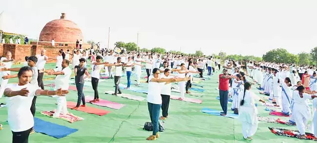 Andhra : थोटलाकोंडा बौद्ध मंदिर में योग महोत्सव की तैयारी Andhra : थोटलाकोंडा बौद्ध मंदिर में योग महोत्सव की तैयारी