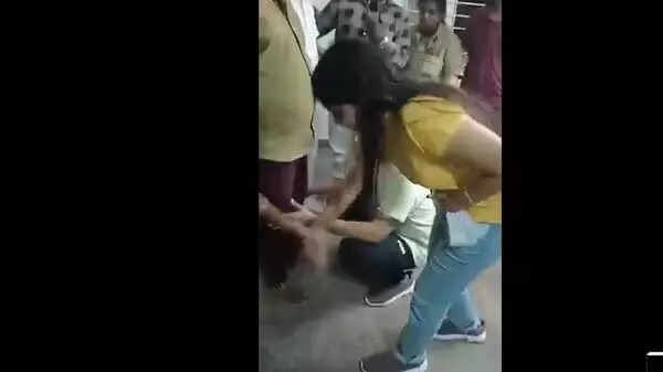 Karnataka: FIR के बाद महिला और पति ने मांगी माफी, ऑटो ड्राइवर के पैरों में गिरे Karnataka: FIR के बाद महिला और पति ने मांगी माफी, ऑटो ड्राइवर के पैरों में गिरे
