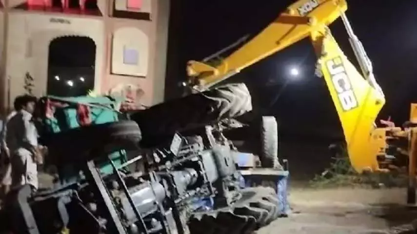 मुरैना में कराह धाम के पास ट्रैक्टर-ट्रॉली पलटने से पति और भाभी की मौत, 25 अन्य घायल मुरैना में कराह धाम के पास ट्रैक्टर-ट्रॉली पलटने से पति और भाभी की मौत, 25 अन्य घायल