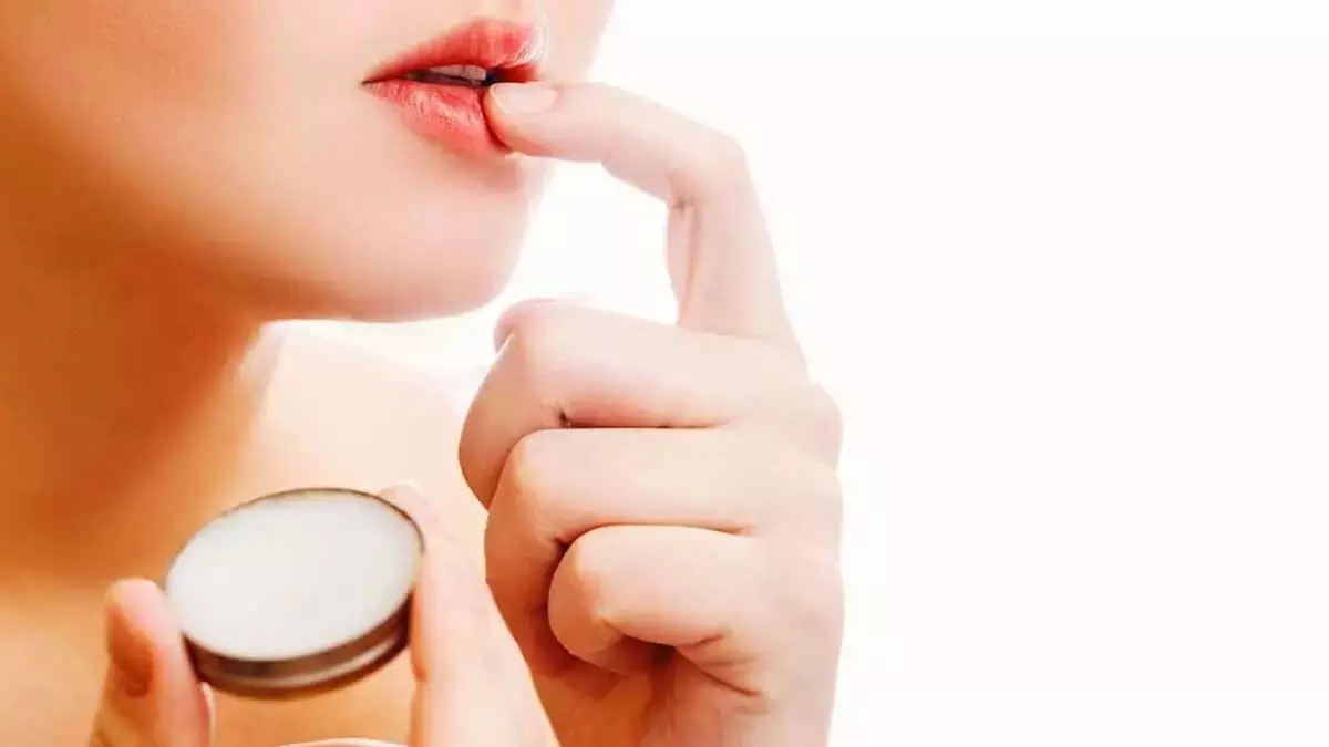 DIY शिया बटर लिप बाम: चिकने, हाइड्रेटेड होंठों के लिए गर्मियों में ज़रूरी DIY शिया बटर लिप बाम: चिकने, हाइड्रेटेड होंठों के लिए गर्मियों में ज़रूरी