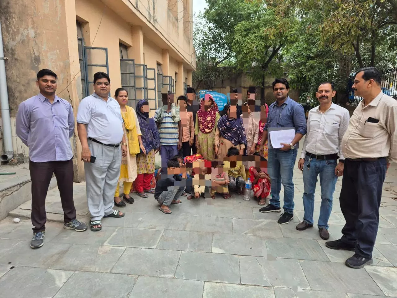 सीमापुरी इलाके में 16 अवैध बांग्लादेशी नागरिक पकड़े गए सीमापुरी इलाके में 16 अवैध बांग्लादेशी नागरिक पकड़े गए