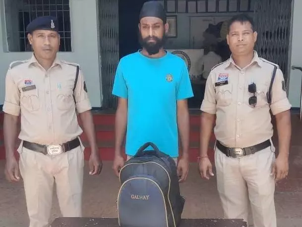 छत्तीसगढ़ ढाबा के पास शराब बेच रहा था, बैगधारी तस्कर अरेस्ट छत्तीसगढ़ ढाबा के पास शराब बेच रहा था, बैगधारी तस्कर अरेस्ट