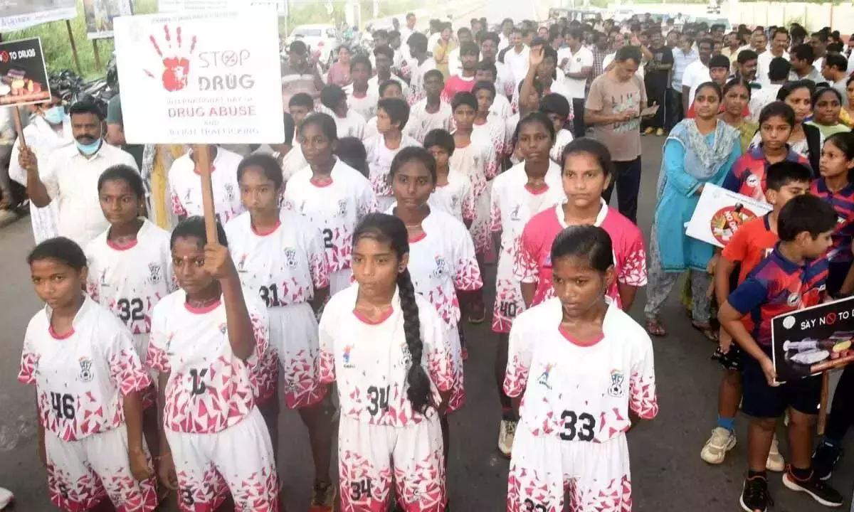 Andhra: नशीली दवाओं के दुरुपयोग पर अंकुश लगाने का आह्वान Andhra: नशीली दवाओं के दुरुपयोग पर अंकुश लगाने का आह्वान