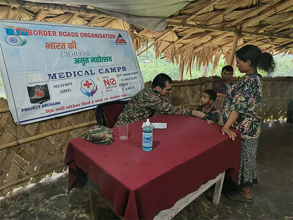 भारी बारिश के बीच BRO ने ऊपरी सुबनसिरी में चिकित्सा शिविर लगाया भारी बारिश के बीच BRO ने ऊपरी सुबनसिरी में चिकित्सा शिविर लगाया