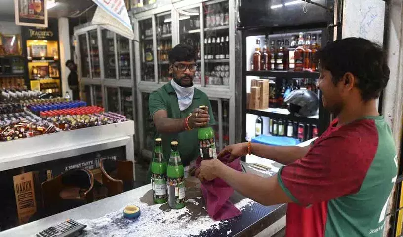 Telangana : 2023-25 के लिए नई शराब नीति अधिसूचित की Telangana : 2023-25 के लिए नई शराब नीति अधिसूचित की