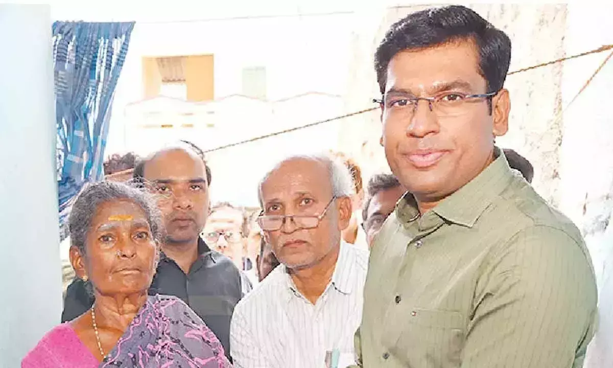 Andhra: उचित मूल्य की दुकानों पर आवश्यक वस्तुओं का वितरण शुरू Andhra: उचित मूल्य की दुकानों पर आवश्यक वस्तुओं का वितरण शुरू