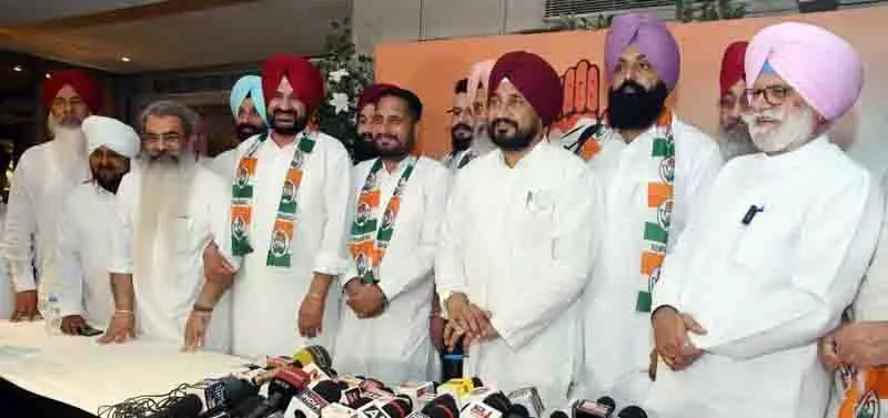 AAP को एक और झटका, वरिष्ठ नेता करवाल समेत अन्य कांग्रेस में शामिल AAP को एक और झटका, वरिष्ठ नेता करवाल समेत अन्य कांग्रेस में शामिल