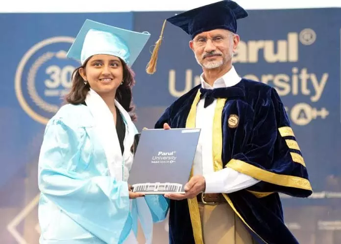Parul विश्वविद्यालय ने अंतर्राष्ट्रीय दीक्षांत समारोह के मुख्य अतिथि के रूप में डॉ. जयशंकर की मेजबानी की Parul विश्वविद्यालय ने अंतर्राष्ट्रीय दीक्षांत समारोह के मुख्य अतिथि के रूप में डॉ. जयशंकर की मेजबानी की