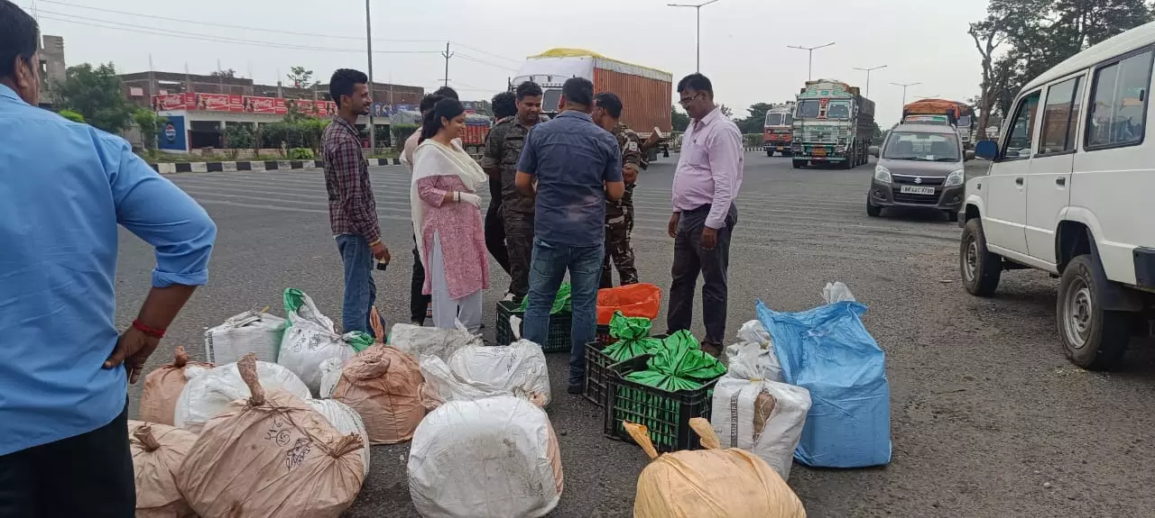 Ramgarh: पुनदाग टोल प्लाजा पर 120 किलो मिलावटी पनीर व 750 किलो खोवा जब्त Ramgarh: पुनदाग टोल प्लाजा पर 120 किलो मिलावटी पनीर व 750 किलो खोवा जब्त
