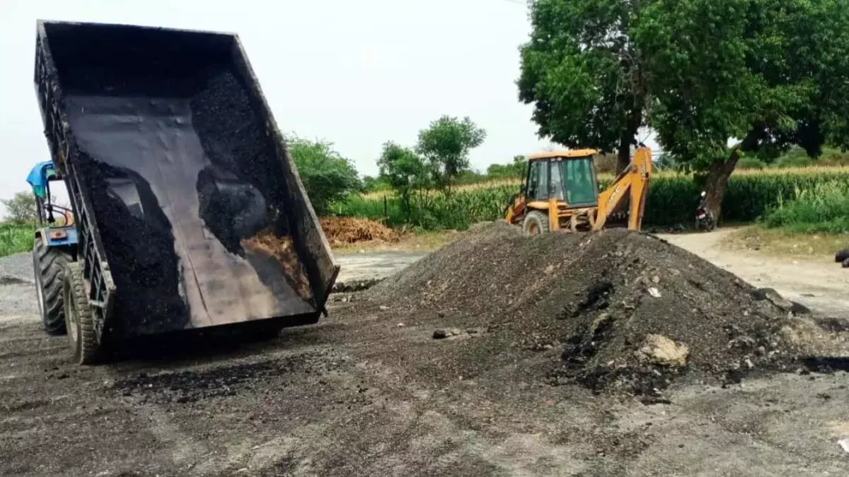 मनमानी पकड़ी गई, ठेकेदार भागा Plant ले जाकर मनमानी पकड़ी गई, ठेकेदार भागा Plant ले जाकर