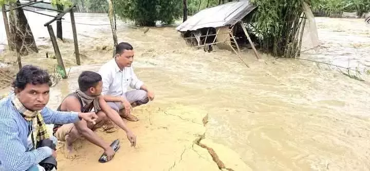 Assam:हैलाकांडी में बाढ़ से एक व्यक्ति लापता, 48 गांव जलमग्न Assam:हैलाकांडी में बाढ़ से एक व्यक्ति लापता, 48 गांव जलमग्न