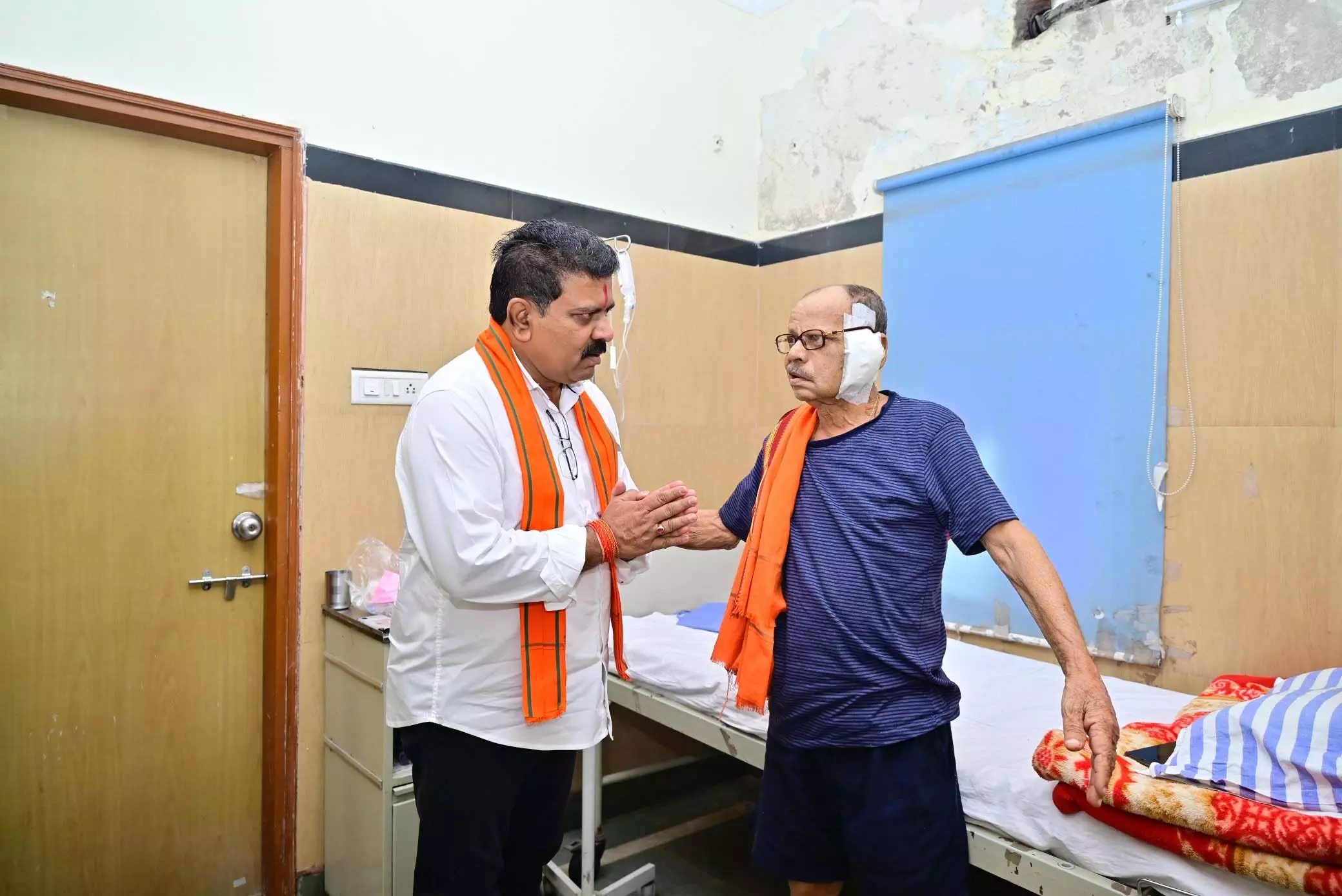 प्रसिद्ध कवि एवं संगीतकार केदार सिंह परिहार का हालचाल जानने अस्पताल पहुंचे उपमुख्यमंत्री विजय शर्मा प्रसिद्ध कवि एवं संगीतकार केदार सिंह परिहार का हालचाल जानने अस्पताल पहुंचे उपमुख्यमंत्री विजय शर्मा