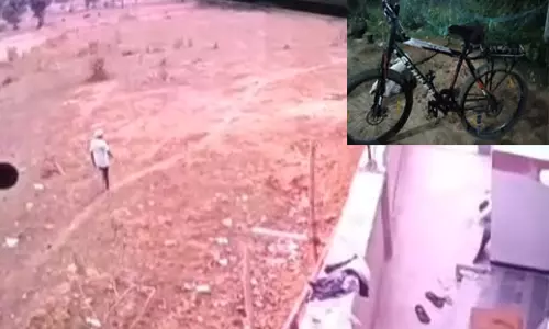 साइकिल से आया और बच्ची का किया अपहरण, वीडियो साइकिल से आया और बच्ची का किया अपहरण, वीडियो