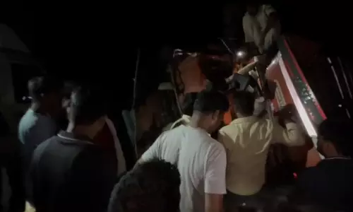 बिलासपुर-रतनपुर हाईवे में बड़ा हादसा, दो लोग माजदा के केबिन में फंसे, एक का पैर दबा बिलासपुर-रतनपुर हाईवे में बड़ा हादसा, दो लोग माजदा के केबिन में फंसे, एक का पैर दबा