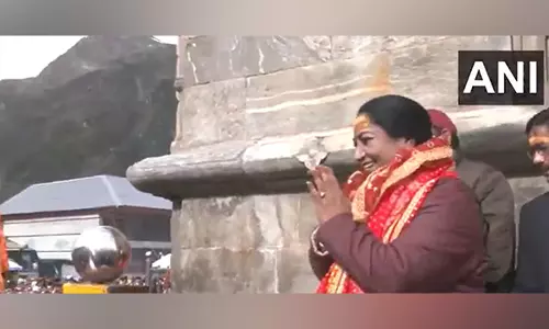 मुख्यमंत्री रेखा शर्मा अपने परिवार के साथ Kedarnath पहुंचीं मुख्यमंत्री रेखा शर्मा अपने परिवार के साथ Kedarnath पहुंचीं